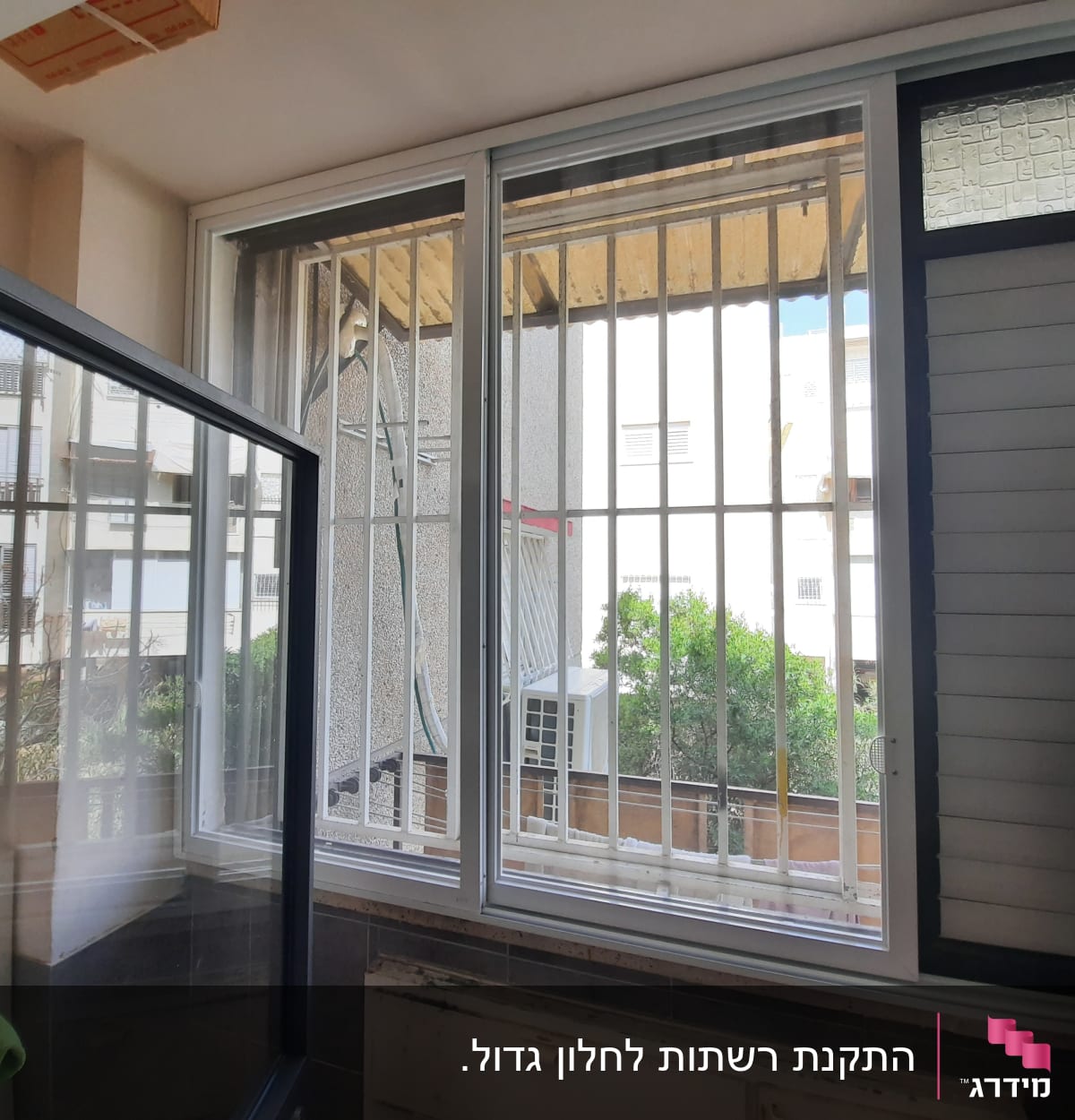 חלון אלומיניום עם סורגים ומסגרת זכוכית פתוחה